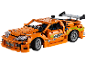 Oranje speelgoed raceauto met groene en grijze details.