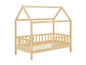 Een houten kinderbed met een huisvormig dak.