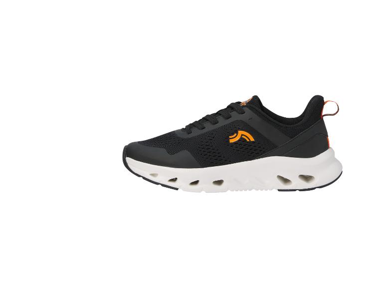 Zwarte sportschoenen met oranje details en een witte zool met gaten