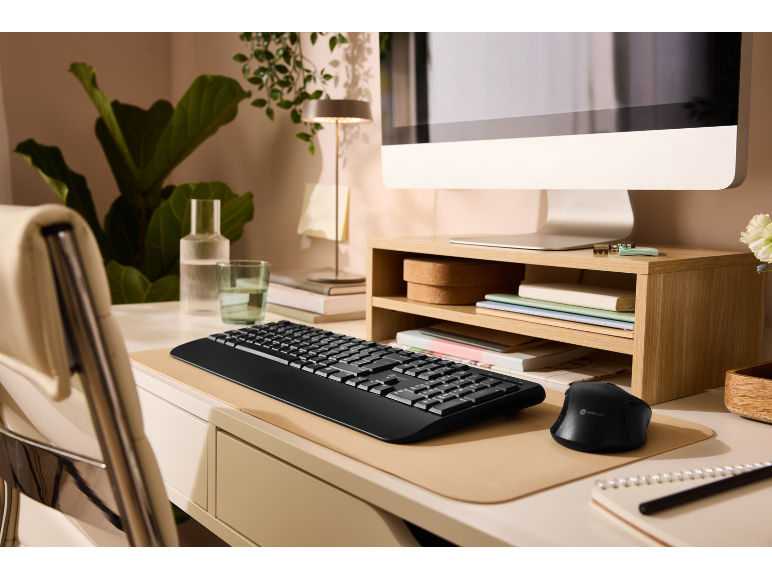 Logitech toetsenbord en muis op een elegante bureau.