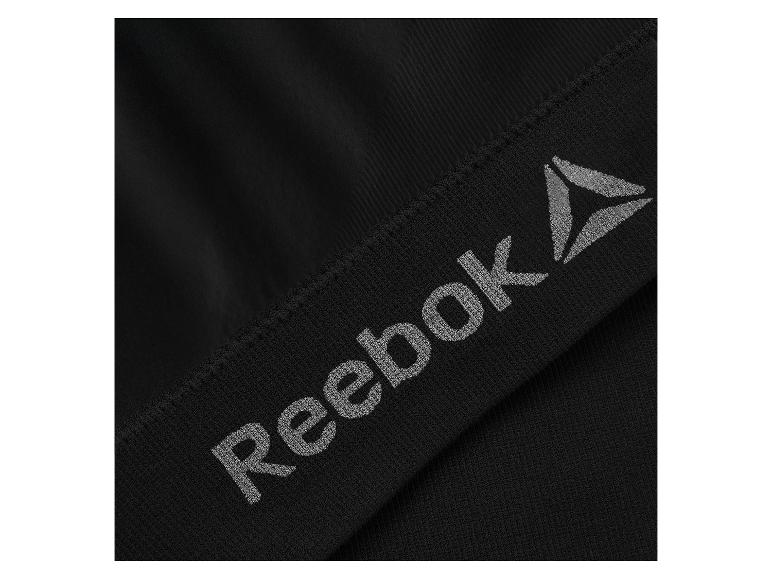 Zwarte sportkleding met een logodetail.