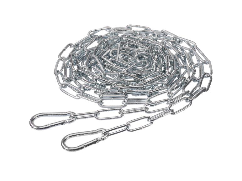 Opgerolde metalen ketting met twee karabijnhaken op een witte achtergrond