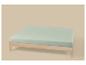Houten bed met lichtgroen matras op beige achtergrond.