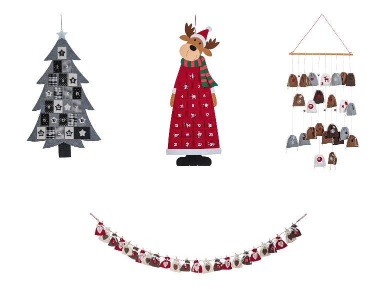 Vier kerst adventskalenders, waaronder een boom, een rendier en twee met hangende zakjes.