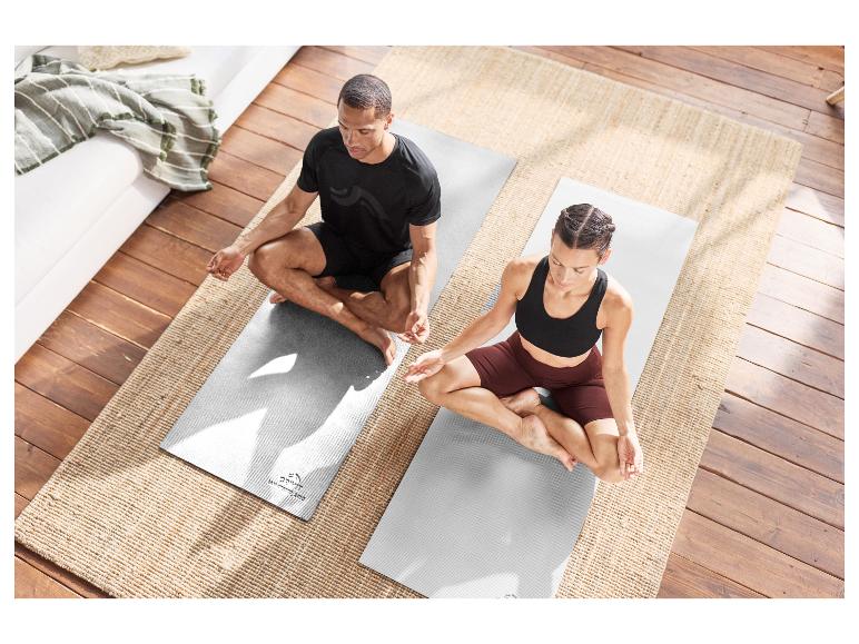 Koppel ontspant op Gyvit yogamatten.