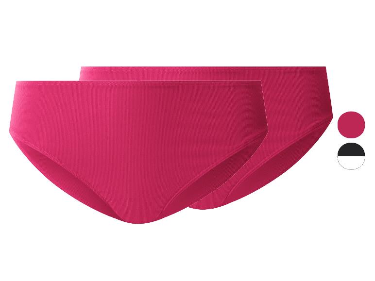 Twee roze geribbelde damesonderbroeken, met kleurstalen.