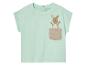 Mintgroen baby t-shirt met geborduurde kangoeroe op de zak.
