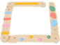 Houten activiteitenframe met kleurrijke vormen en stangen voor zintuiglijk spel.
