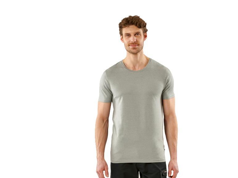 Man in grijs T-shirt met korte mouwen en zwarte korte broek
