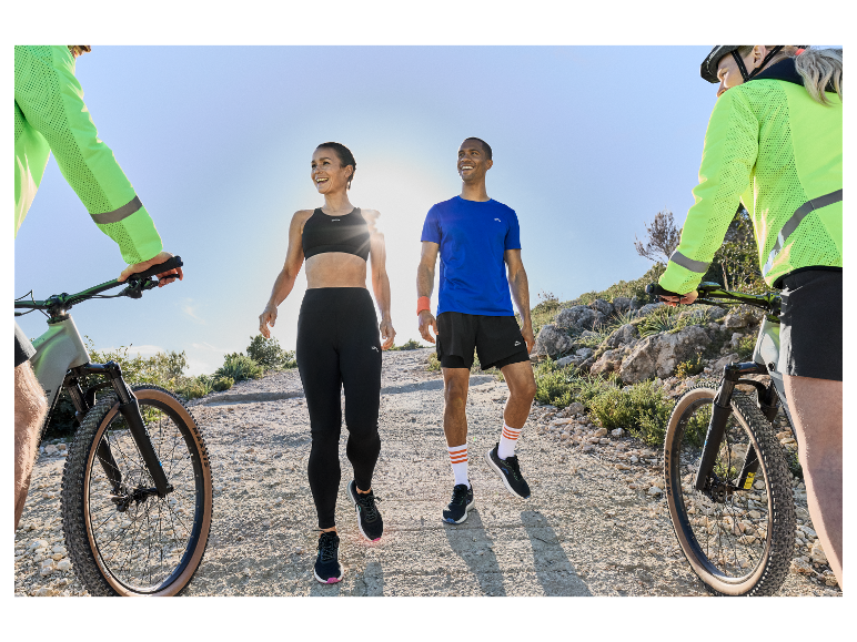 Kari Traa sportkleding en fietsers op een pad.