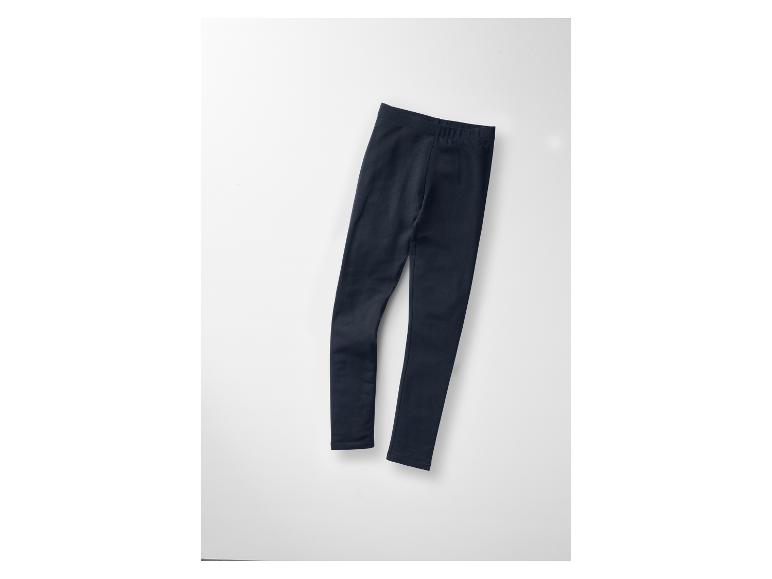 Zwarte legging op een witte achtergrond.