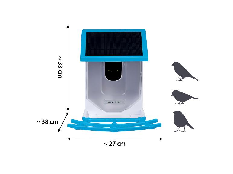 Vogelvoederhuisje met zonnepaneel en afmetingen, naast vogelsilhouetten.