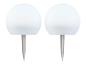 Twee witte golftees met puntige uiteinden.