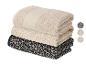 Stapel van drie handdoeken: effen beige, beige met luipaardprint en zwart met luipaardprint.