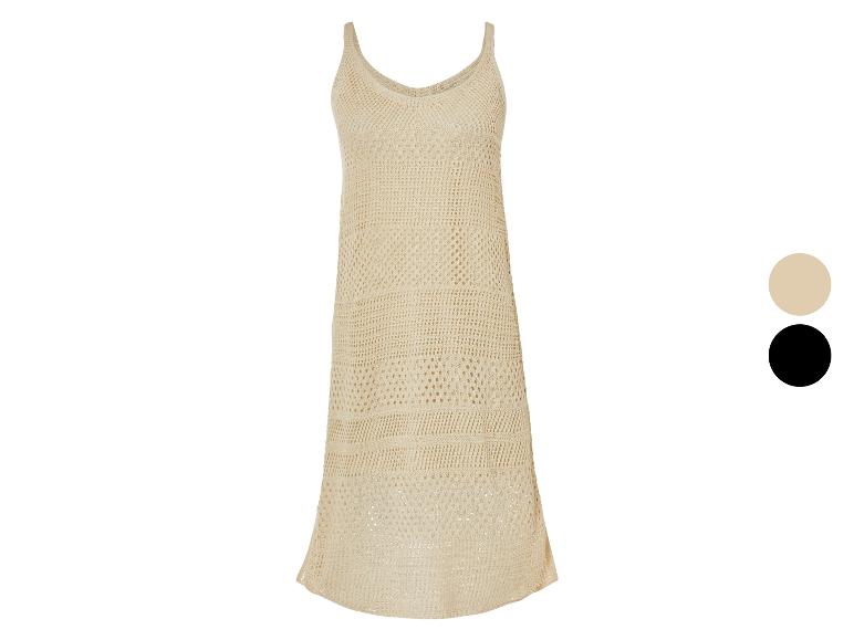 Lange beige gehaakte jurk, ook verkrijgbaar in zwart.