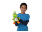Een jongen houdt een Yoshi pluche knuffel vast.