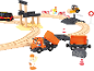 Houten speelset met trein, kiepwagen, wals en werkmannenfiguren op een bouwplaats.