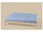 Houten bed met lichtblauw matras op een beige achtergrond.