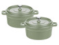 Twee groene gietijzeren kookpotten met deksel.