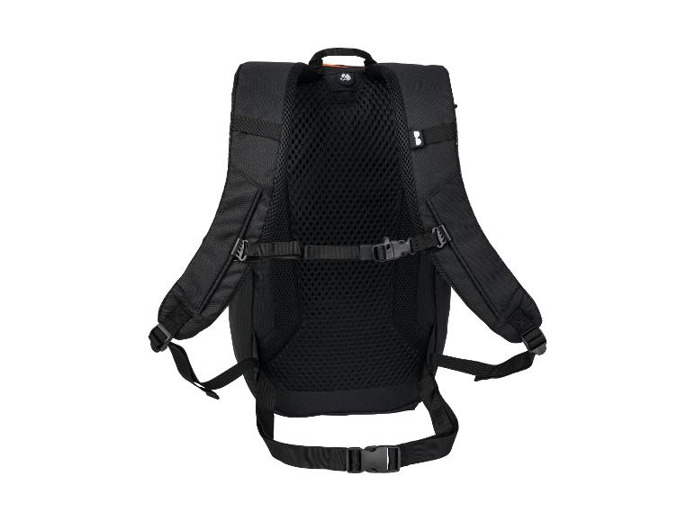 Zwarte rugzak met gewatteerde rug en schouderbanden, inclusief borst- en heupband.