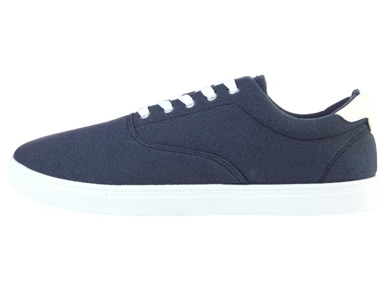Donkerblauwe sneakers met witte veters.