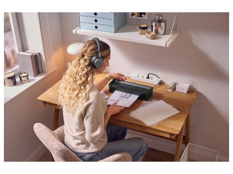 TRONIC® stekkerdoos op een bureau in een werkkamer thuis.