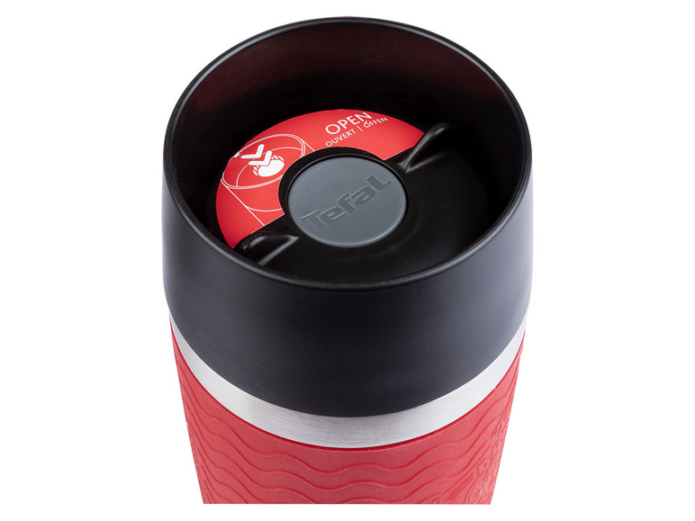 Een rode thermosbeker met een zwarte dop van Tefal.