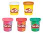 Vijf Play-Doh potjes in diverse kleuren, waaronder geel, roze, rood en groen.