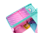 Roze en blauw poppenbed met gestreepte deken en klein speelgoedhondje.