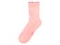 Enkele lichtroze geribbelde sok met ruches rand en maatlabel.