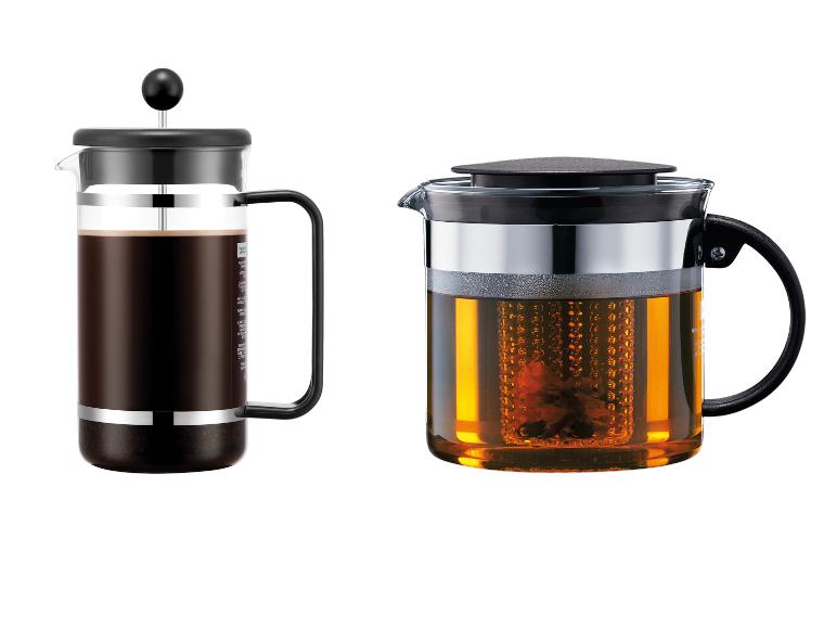 French press koffiezetapparaat en theepot met theezeef op een witte achtergrond.