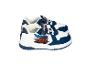 Paar witte en blauwe kindersneakers met een rode raceautoafbeelding en de tekst 'V-ROOM!'.