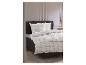 Tweepersoonsbed met wit geruit beddengoed en een hanglamp.