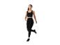 Vrouw in zwarte leggings en top, aan het rennen.