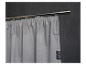 Grijze gordijnen LOOKS by Wolfgang Joop hangen aan een metalen stang.
