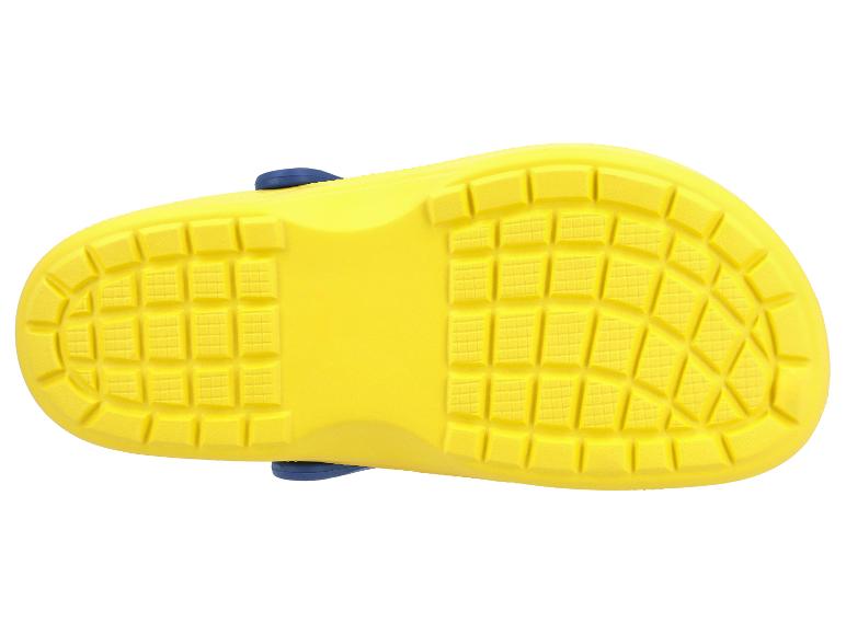 Onderkant van een gele kindersandaal met blauwe band, toont de gestructureerde zool.