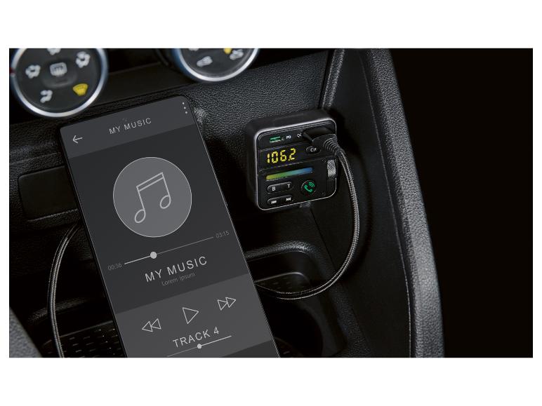 Smartphone speelt muziek af, verbonden met een auto FM-zender met digitaal display.