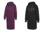 Twee lange hoodies, een paarse en een zwarte met luipaardprint.