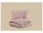 Roze beddengoedset met twee kussens en een opgevouwen dekbed.