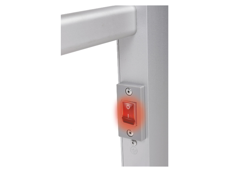 Een rode schakelaar aan staat op een zilverkleurig apparaat.