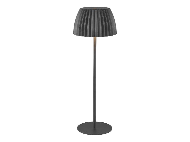 Moderne vloerlamp met een zwarte geplooide kap en ronde voet.