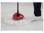 Een Vileda mop met een witte microvezel mop.