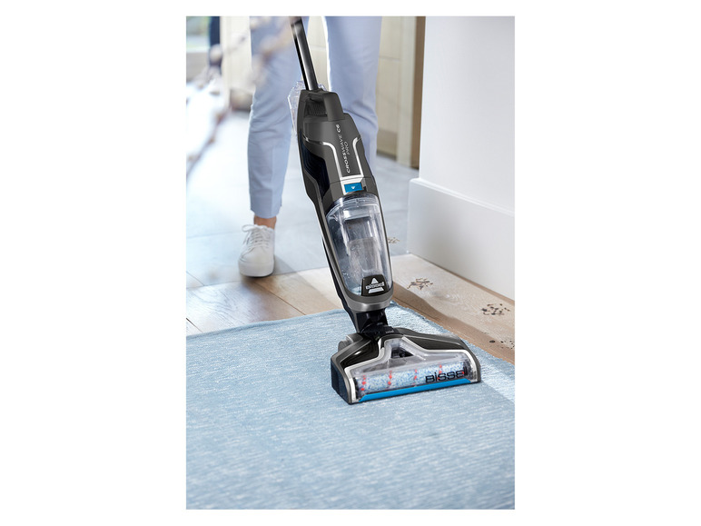 Een Bissell CrossWave Pro stofzuiger met stoom reinigt een vloerkleed.