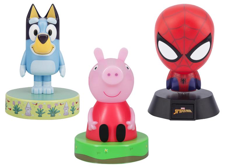 Drie karakter nachtlampjes: een blauwe hond, een roze varken en een rood superheldenmasker.