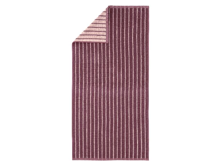 Paars en beige gestreepte handdoek met een omgevouwen hoek
