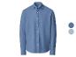 Blauw herenoverhemd met lange mouwen en witte knopen.