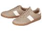 Een paar beige sneakers met witte strepen en bruine zolen.