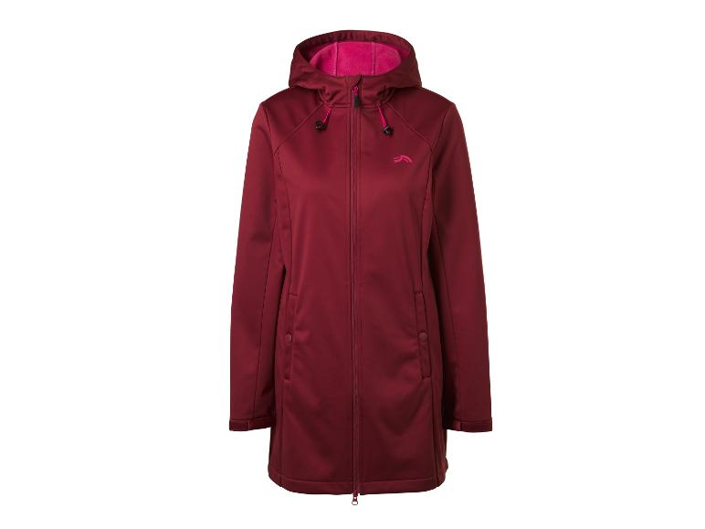 Dames lange softshell jas in donkerrood met roze capuchonvoering.