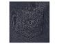 Close-up van een donkerblauw T-shirt met borstzak.
