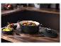 SILVERCREST® premium gietijzeren braadpan met stoofpot op een houten tafel.